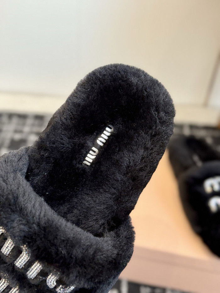 M1um1u Sandals