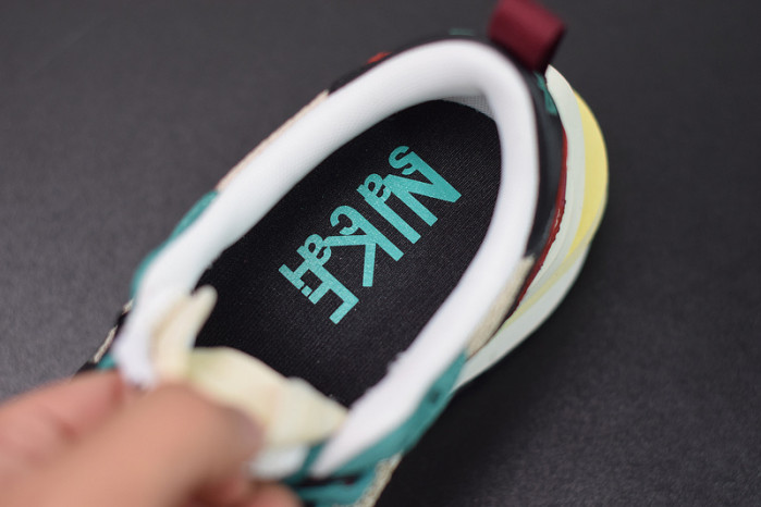 nike vaporwaffle sacai villain red neptune green dd3035-200