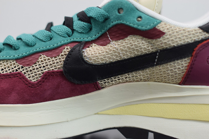 nike vaporwaffle sacai villain red neptune green dd3035-200