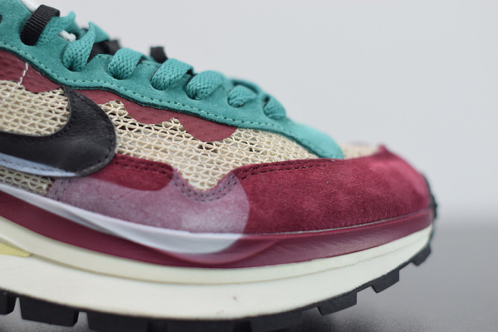 nike vaporwaffle sacai villain red neptune green dd3035-200