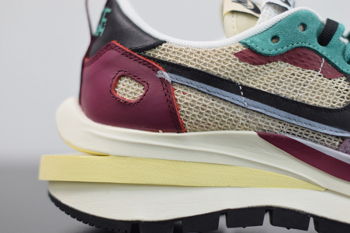 nike vaporwaffle sacai villain red neptune green dd3035-200