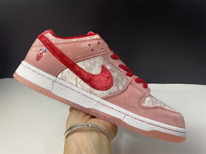nike sb dunk low strangelove skateboards ct2552-800